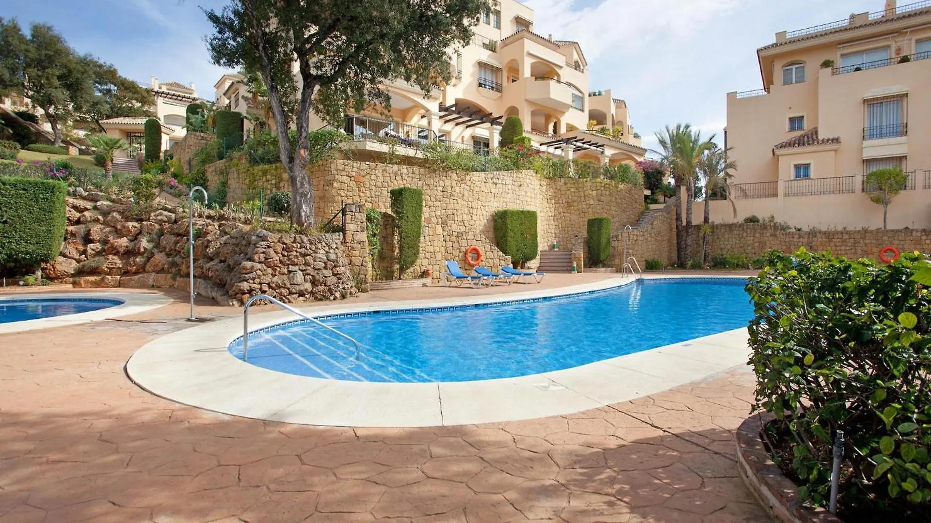 Charming Apartment With Pool location